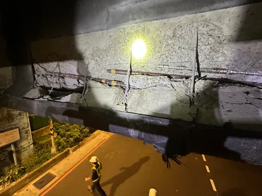 永和福和橋主梁遭超高車輛撞出「巨大裂縫」 即起往台北外側車道封閉