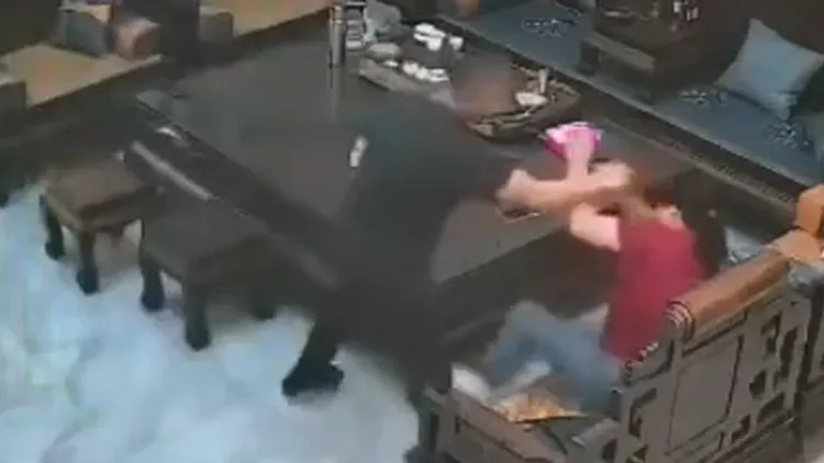 老公對老婆動粗。翻攝自微博