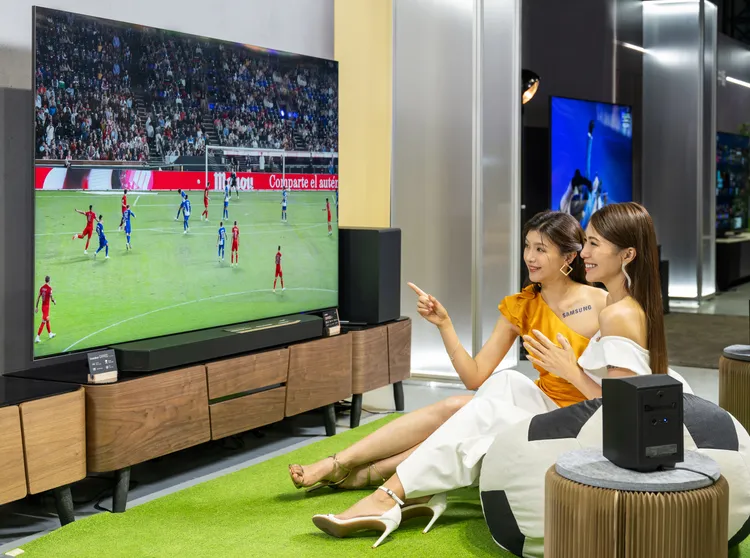 三星Neo QLED 8K智慧顯示器搭載NQ8 AI 第三代處理器，能運用球類物體演算法，快速捕捉因球速過快而失真的影像。三星提供。