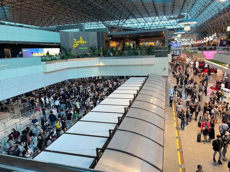 一名網友曝光清明連假首日桃機二航人潮盛況。（圖／翻攝自PTT）