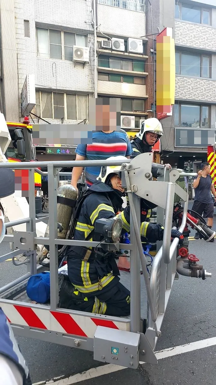 昭明海產傳火警，消防隊出動雲梯車救人。翻攝畫面