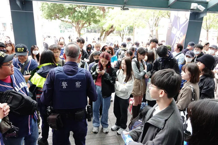 IU現場票開賣前，驚動警方到場，表示有人報案有糾紛。莊宗達攝