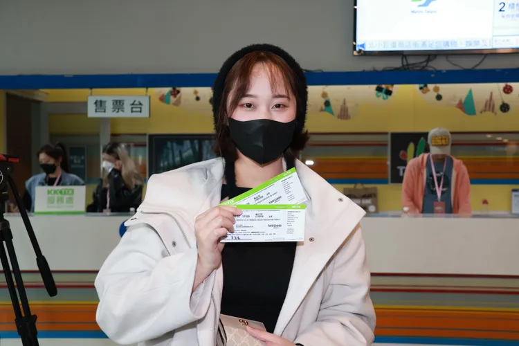 來自桃園黃小姐排在第5號，夜排3天如願買到票。莊宗達攝