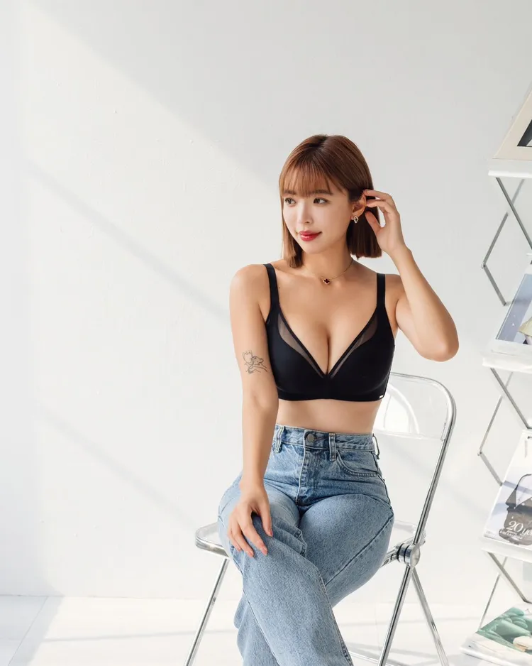 一隻阿圓近日在IG分享一系列「內在美」性感照片，渾圓E奶呼之欲出。翻攝《nanaciaociao》的IG