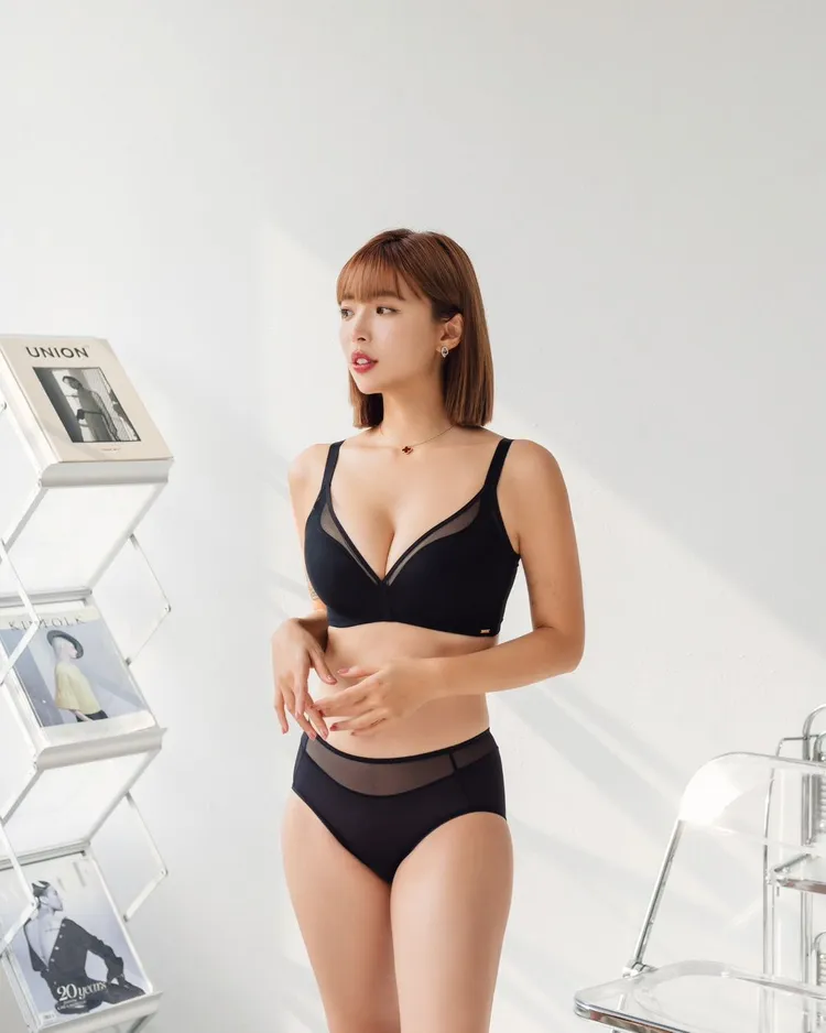 一隻阿圓近日在IG分享一系列「內在美」性感照片，渾圓E奶呼之欲出。翻攝《nanaciaociao》的IG