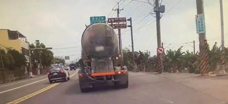 警方攔下油罐車盤查。民眾提供