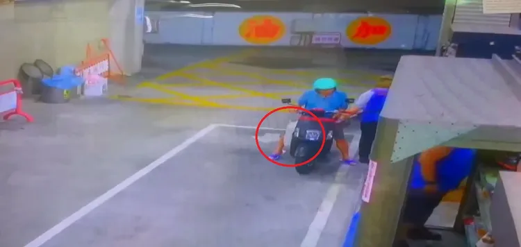 楊姓縱火男案發前1日及當天凌晨前往加油站，共買了約46公升的汽油，紅圈即為他放在腳踏板上的汽油桶。民眾提供