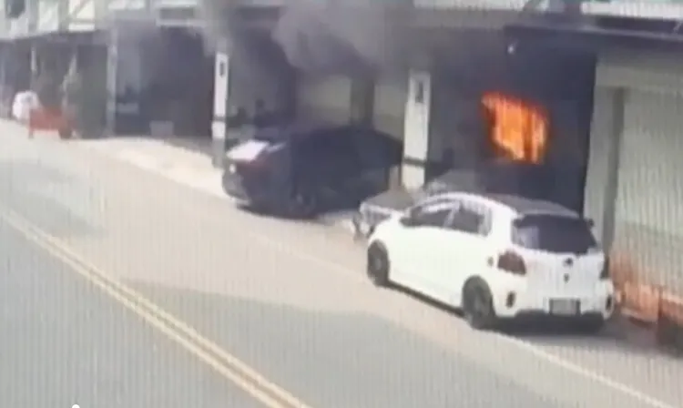 林男等3人進入屋內不到1分鐘，屋內就冒出大火。民眾提供