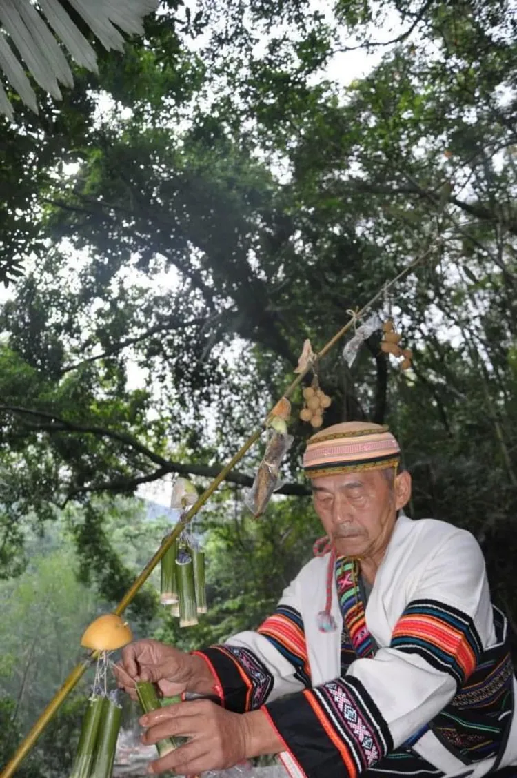 泰雅族口述傳統保存者楊忠義準備祖靈祭工作照。台中市博屋瑪國小校長比令．亞布提供