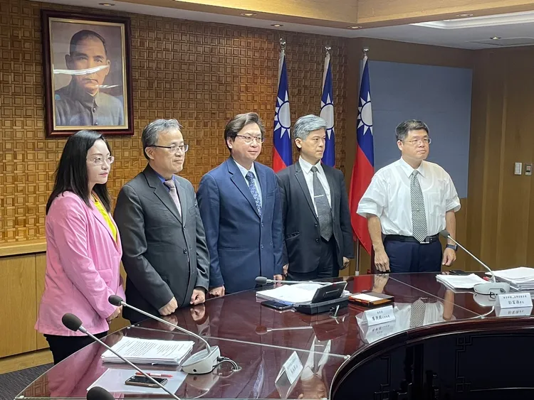 教育部召開記者會，解說教師解聘辦法的修正。記者林則澄攝