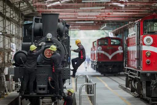 百歲蒸汽火車重現風采!職人曝修復3大難關