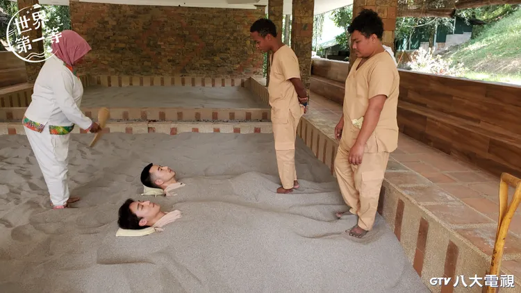 JR（後）和卞慶華體驗火山沙浴。八大提供