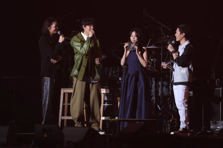 陳綺貞（右二）為小玉珍藏的實體CD簽名。彭欣偉攝