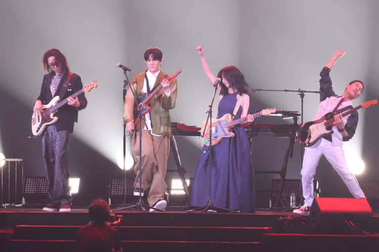 陳綺貞（右）今走搖滾女神風。彭欣偉攝