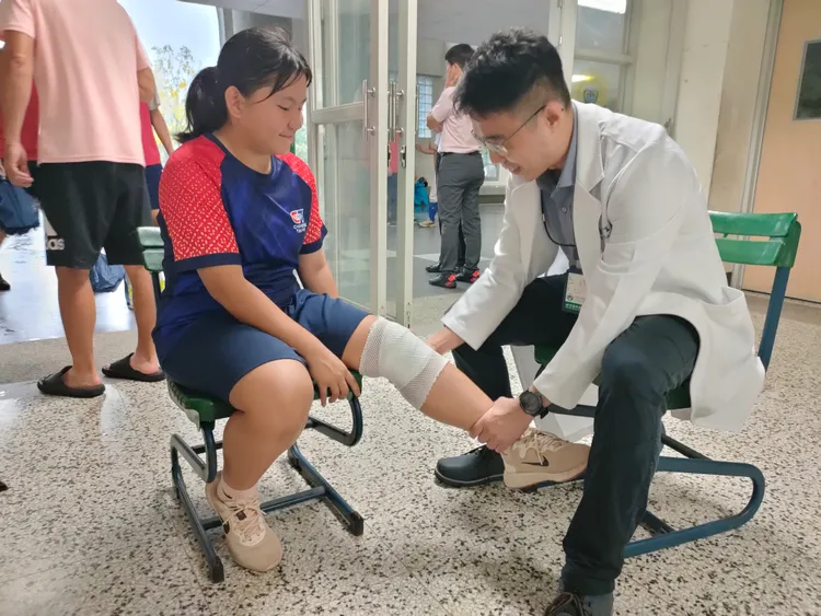 骨科醫師張富淳為運動員檢查運動傷害。翻攝畫面