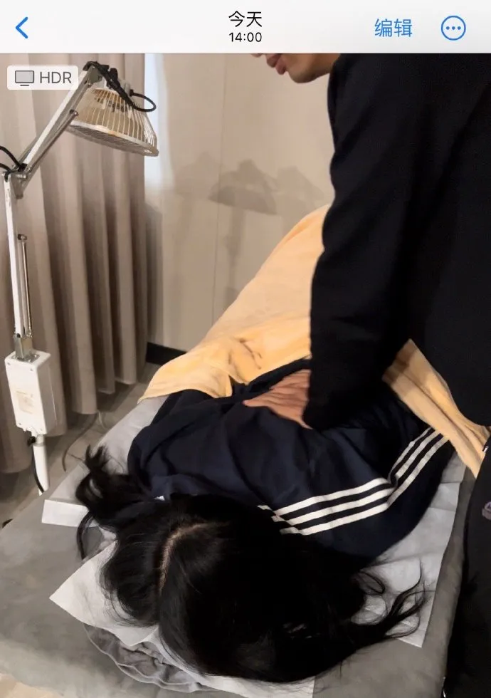 周梓倩當下無法分辨是否為正常按摩程序，因此才沒及時制止對方。翻攝自周梓倩微博