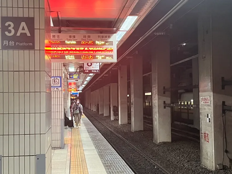 今（4/3）早台鐵月台。何心嵐攝