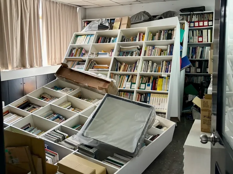 新北三重一處辦公室書架全倒。新北民眾提供。