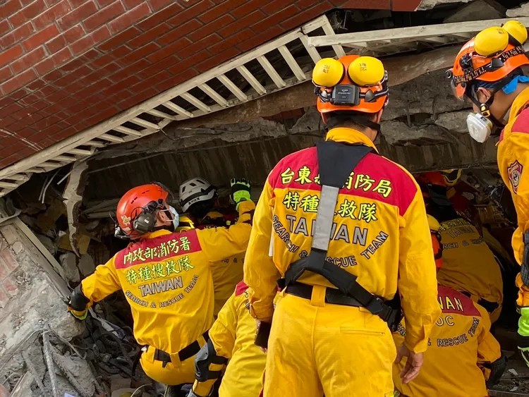 特搜人員挺進傾斜的建物內搜尋失聯婦人。翻攝畫面