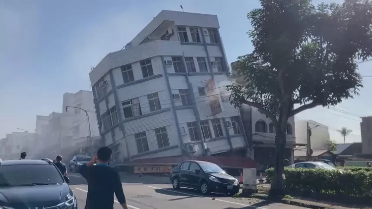 花蓮北濱街與康樂街口一棟房屋傾斜。讀者提供
