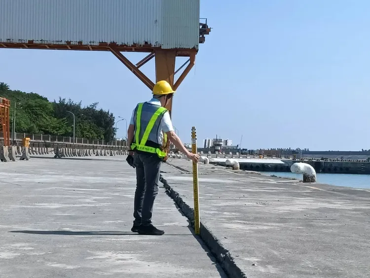 花蓮港碼頭輸送架下方碼頭破裂，碼頭中斷面陷落約20-30公分。港務公司提供