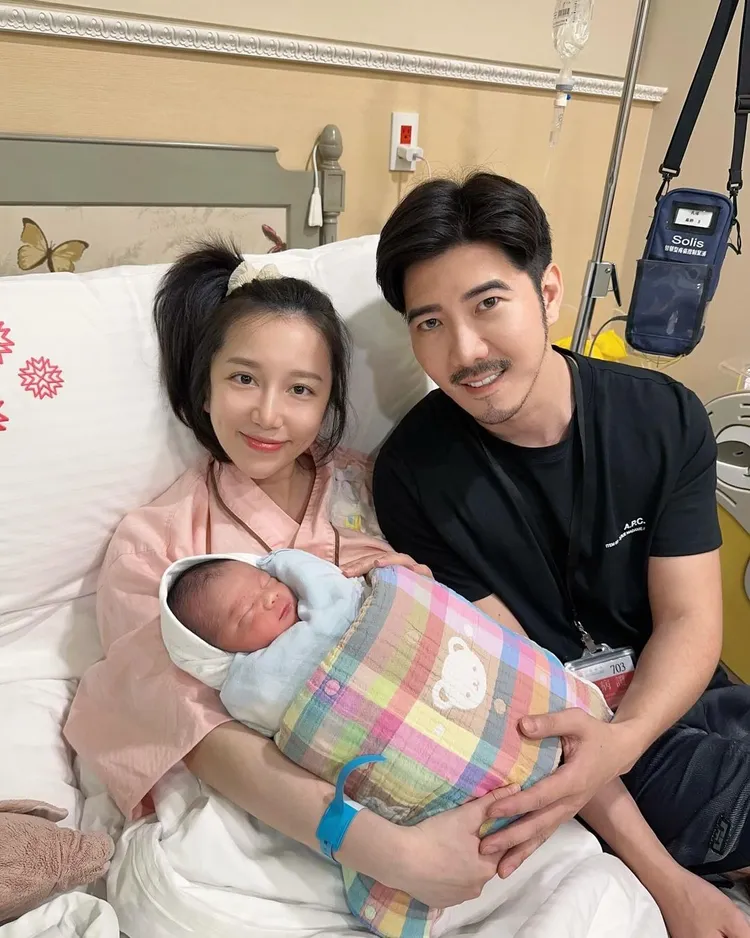 2人開心和寶寶合照。翻攝趙國翔IG