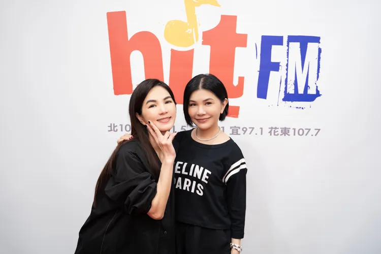 張清芳作客Ella的電台節目。Hit Fm聯播網提供