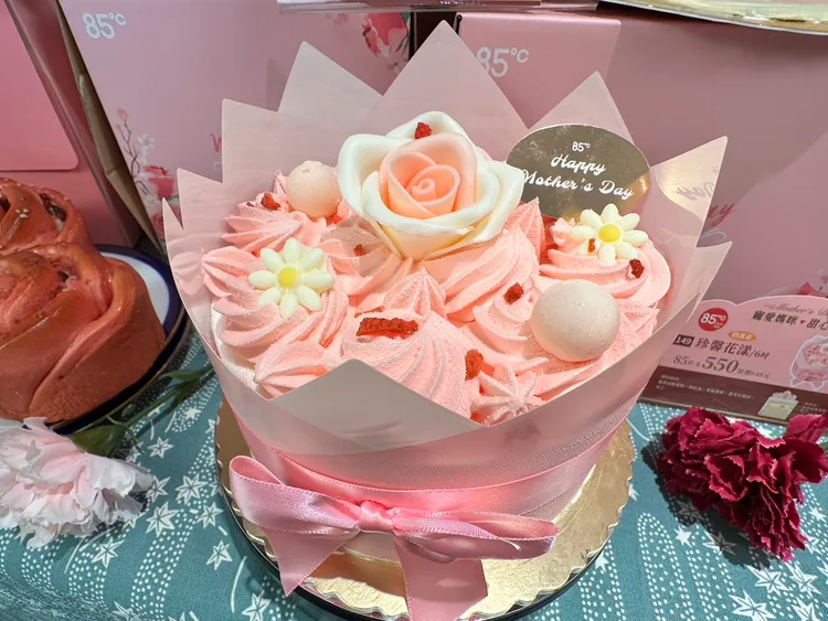 去年熱賣1.5萬個的「珍馨花漾」，以浪漫多層次的玫瑰花束為造型，清新典雅。業者提供