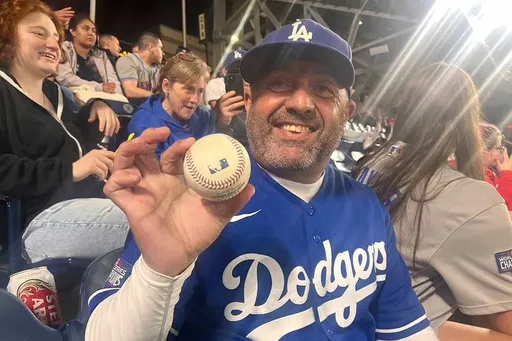 大叔撿到大谷翔平177轟紀念球 擺出《七龍珠》招牌動作超搶鏡