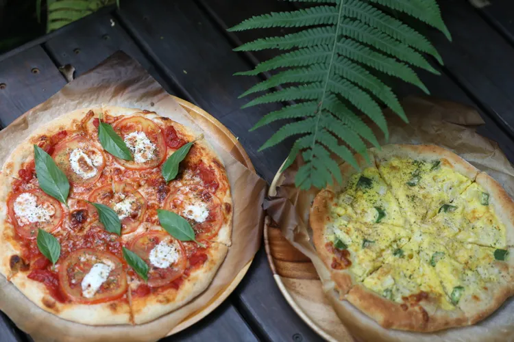 店家獨門特製的「吻仔魚烘蛋披薩」（右），中西融合搭的剛剛好，風味絕佳。StellaH.