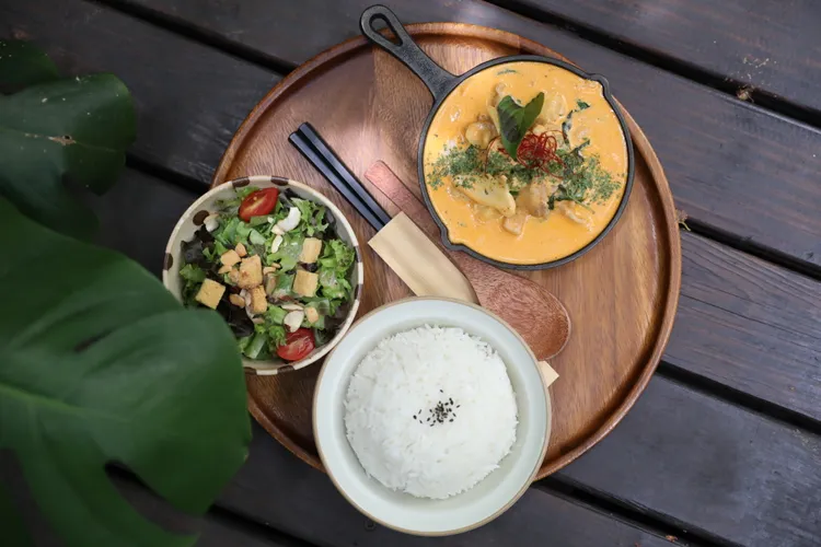 店內特製的泰式風味咖哩，不管是搭配白飯或烤餅，都相當有滋味。StellaH.攝