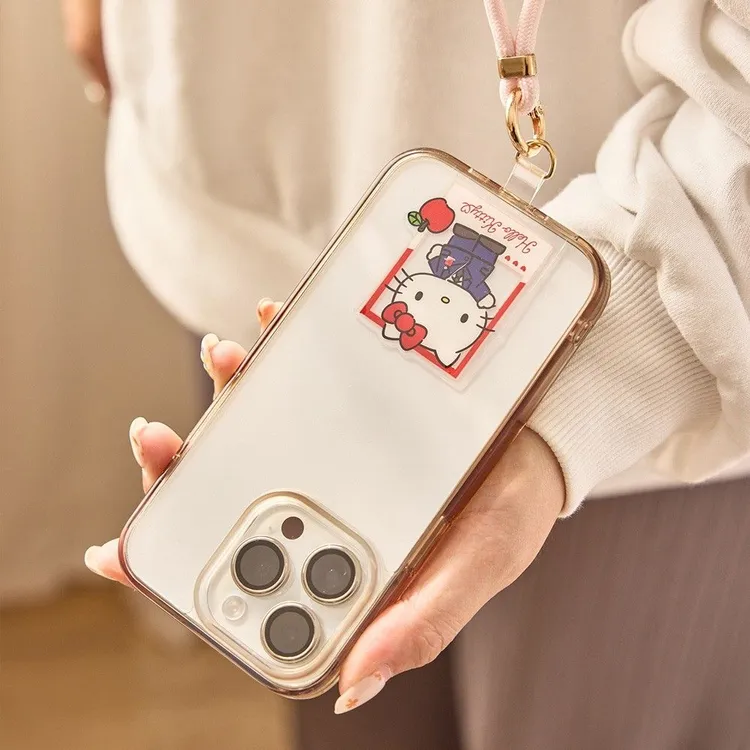 除了「Hello Kitty彩繪列車造型悠遊卡」外，還有大小朋友都適用手機掛繩。北捷提供