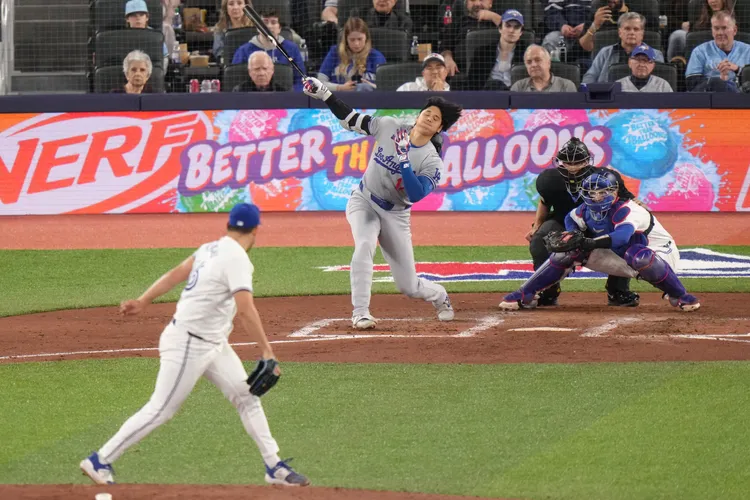 大谷翔平(中)被學長菊池雄星三振。美聯社