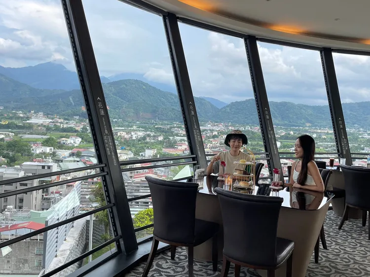 位於頂樓的景觀咖啡廳可360度欣賞埔里之美。網美盈沐攝