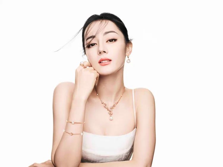 迪麗熱巴為MIKIMOTO Cherry Blossom系列拍攝美照。品牌提供