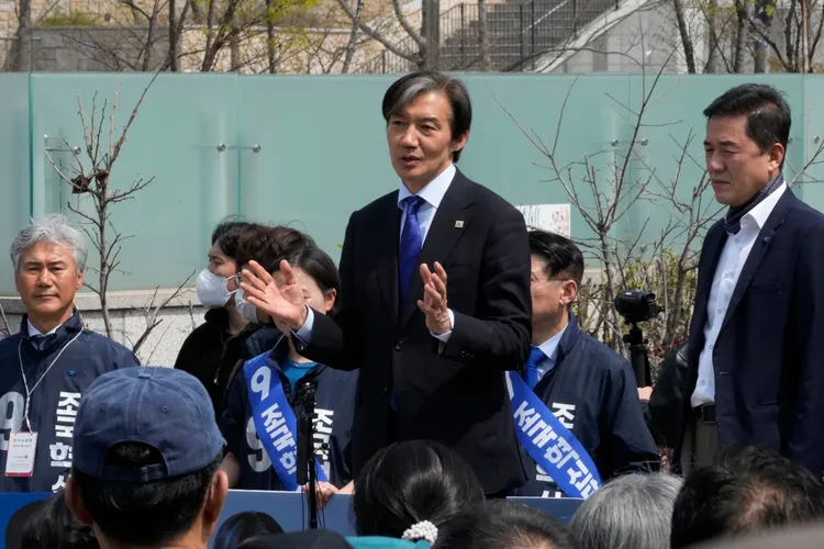 祖國革新黨比例代表國會議員候選人曹國（中），呼籲民眾投票時要「心懷大蔥」。美聯社