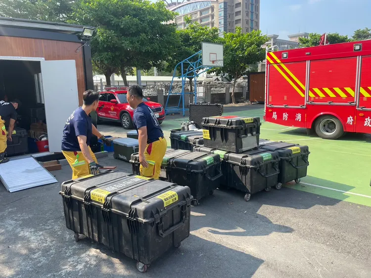 高雄市消防局特搜隊上路救援震災。市府提供