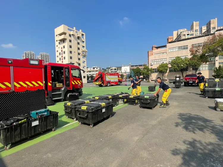 高雄市消防局特搜隊上路救援震災。市府提供