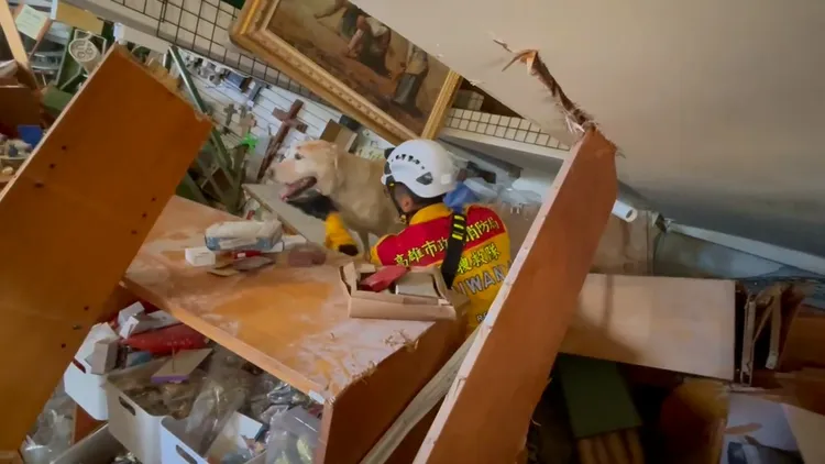 第一梯次人員已抵達天王星大樓協助搜索。消防局提供