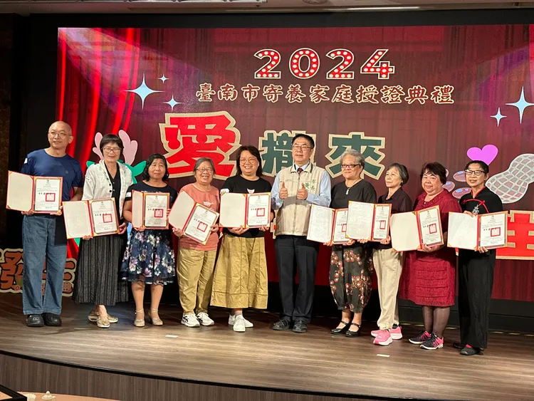 黃偉哲授證20年以上寄養家庭，吳碧雲媽媽(左3)、林妙香媽媽(右1)、郭美惠媽媽(右2)。市府提供