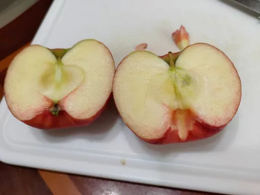 好市多蘋果切開「果肉暈染紅色」!她心驚求問 內行人解答