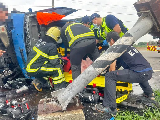 小貨車自撞側翻!車頭變形如廢鐵 警消急拆車救人