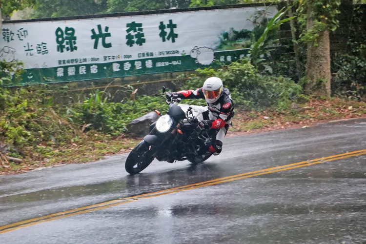 BRIDGESTONE HYPER SPORT S23採用「Pulse Groove脈衝紋溝槽設計」 ，讓輪胎在雨天溼地狀況下，也能有更優異的安全性能。業者提供