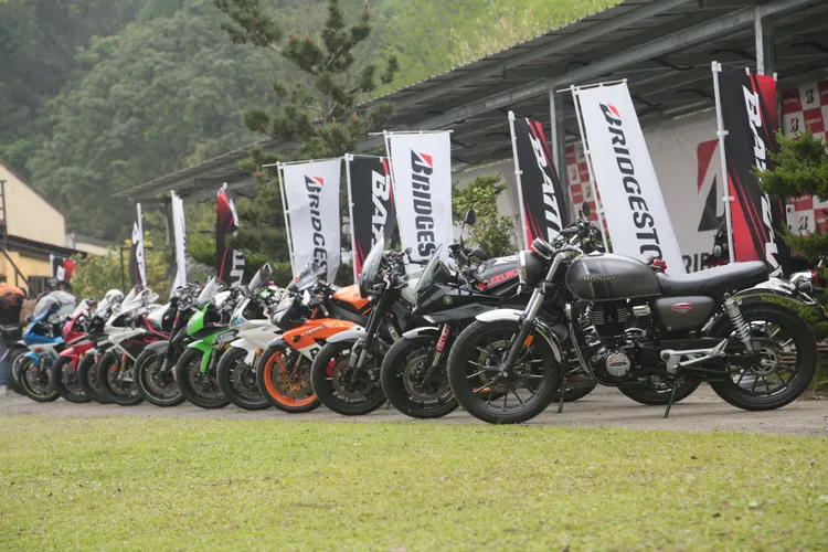 Bridgestone Battlax 全系列搭配歐美機種一字排開。業者提供