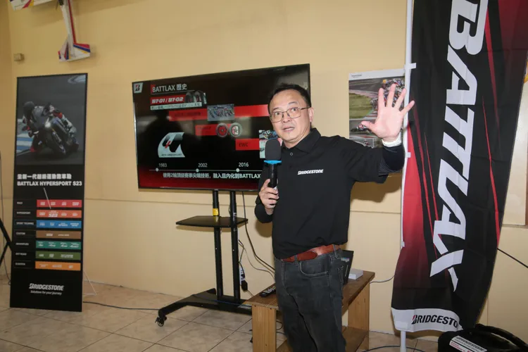台隆集團普利司通崇記貿易顧問林進賢，現場說明BATTLAX S23、T32、BT46、A41、AT41、AX41S等產品特色。業者提供