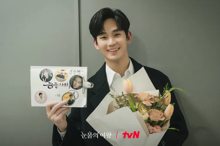 金秀賢的劇本上貼滿粉絲送的應援咖啡車貼紙。翻攝tvN