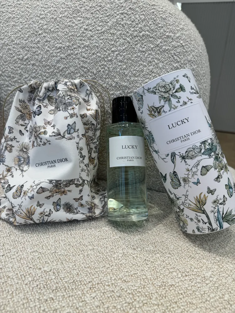 花園蝶舞限量版束口袋。張家玲攝