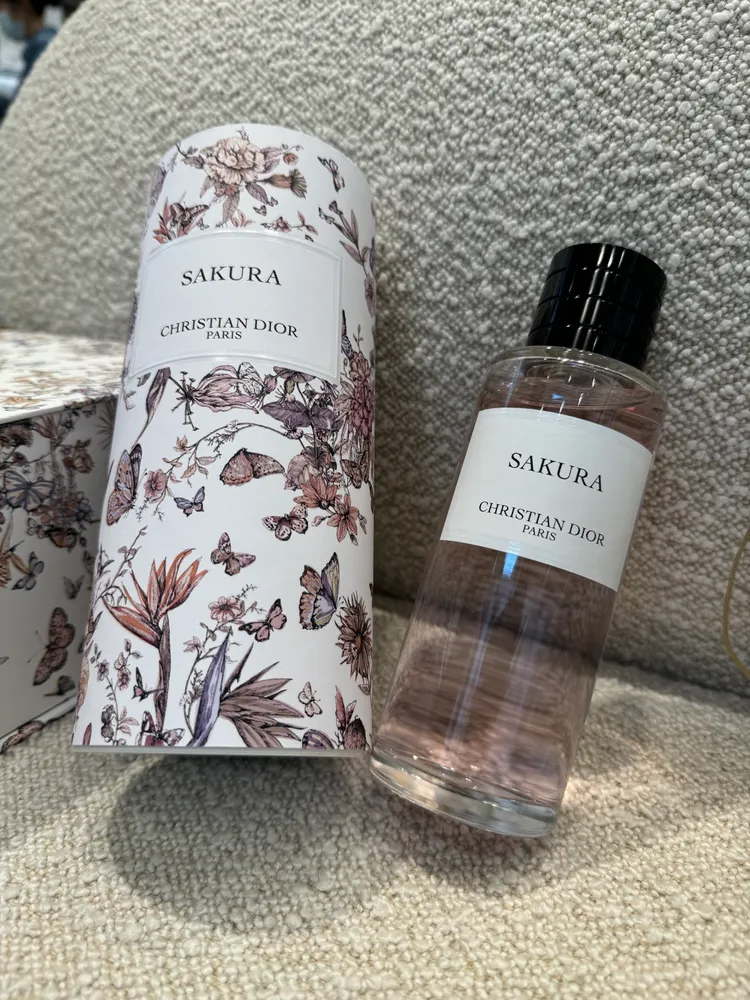 粉紅櫻花香氛花園蝶舞限量版，擁有如徜徉於櫻花樹下般的柔嫩情調。張家玲攝