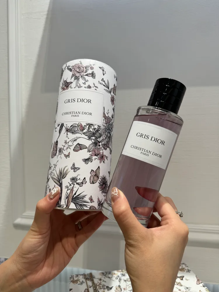 蒙田大道香氛花園蝶舞限量，將玫瑰、茉莉、廣藿香、橡木苔結合出神祕的西普勒斯柑橘調。品牌提供