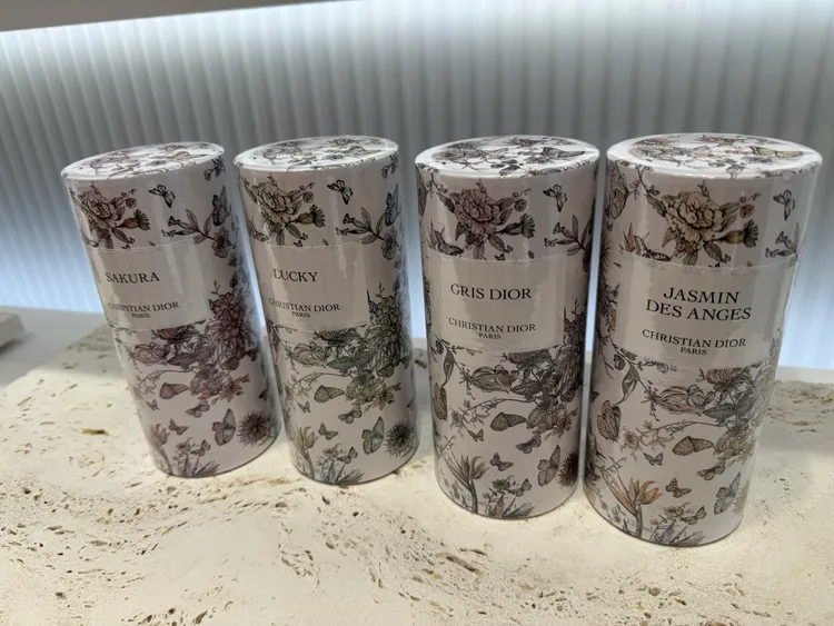 香氛世家花園蝶舞限量版4款香氛擁有各自不同的夢幻包裝，125ml／1萬900元、250ml（僅在實體櫃檯販售）／1萬6100元。張家玲攝